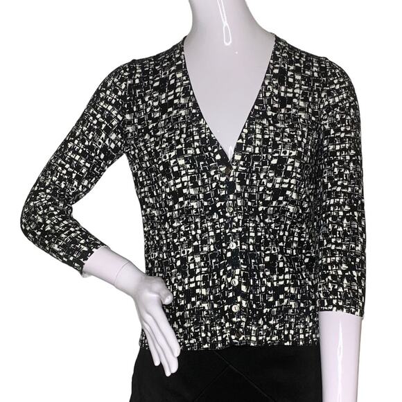 Ann Taylor Women's blouse Size Small Black and White Abstract Print Button Down - Picture 1 of 9